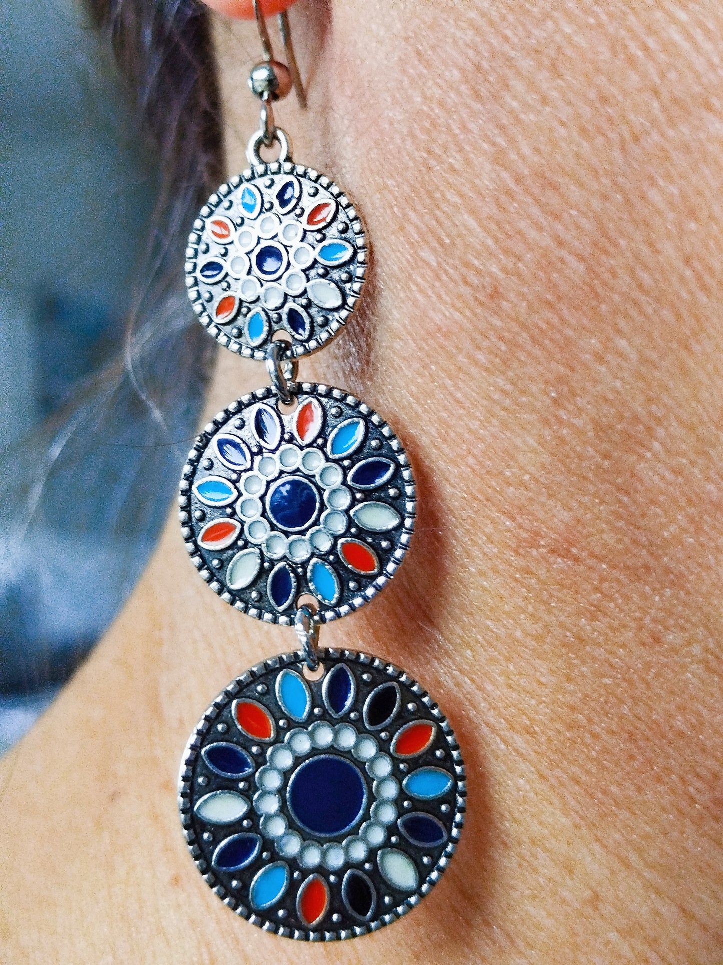 BO couleur argent 3 ronds de fleurs pierres bleue, turquoises, oranges, blanches