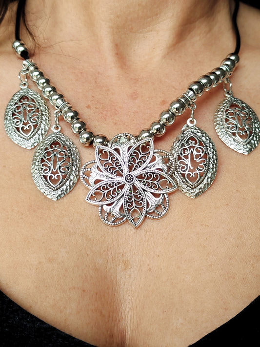 Collier bohème couleur argent motif fleur et fleuilles