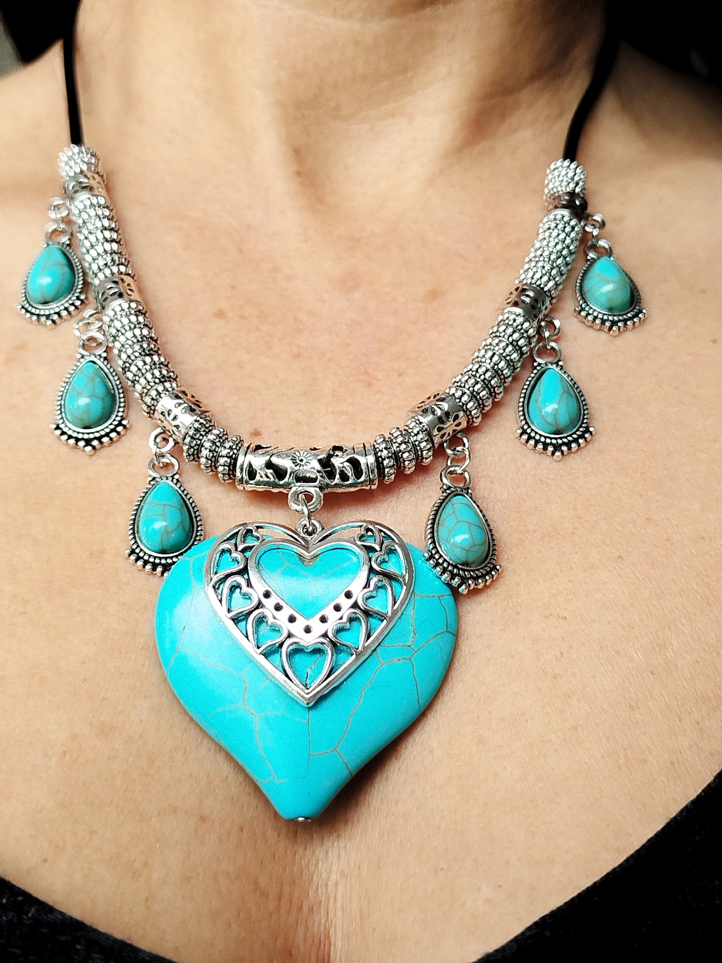 Collier bohème couleur argent pierre coeur turquoise et petites pierres ovales turquoises