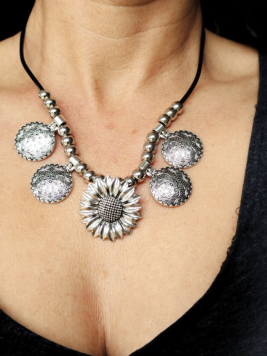 Collier bohème couleur argent motif fleur tournesol et triskels